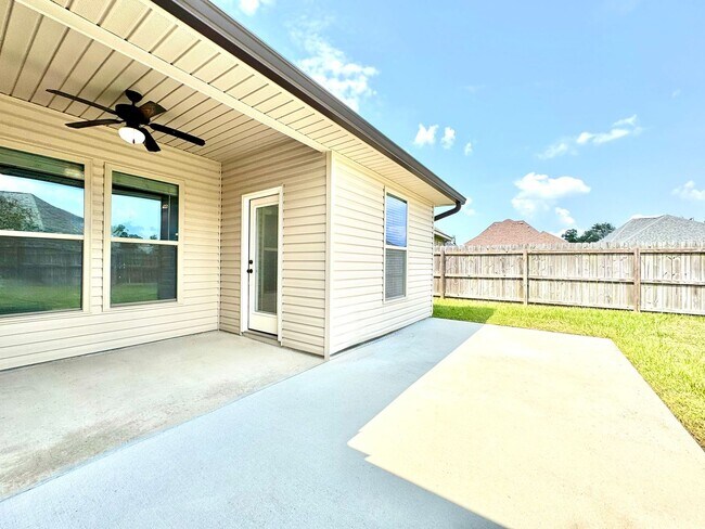 Building Photo - 3 Bedroom House Near LSU in Lake Villas