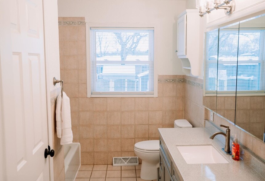 Building Photo - 919 Seneca Dr