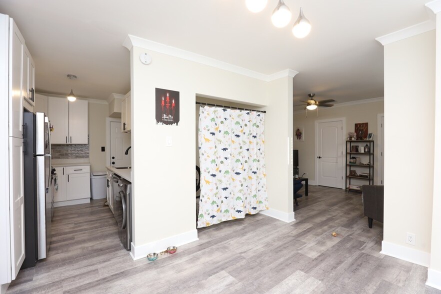 Building Photo - 3839 N Greenview Ave