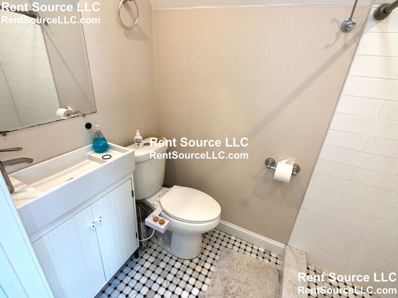 Building Photo - 537 Main St