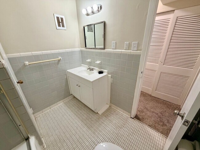 Building Photo - 1556 Alexandria Dr