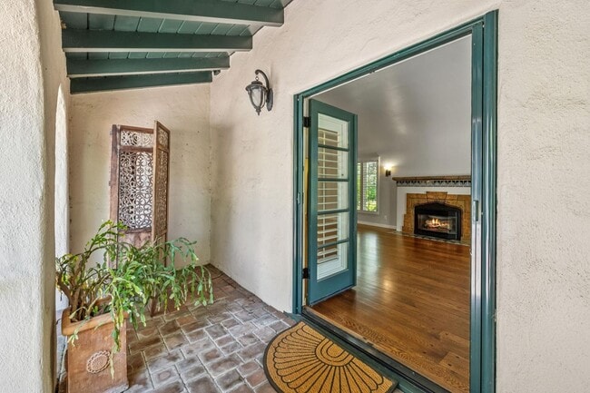 Building Photo - Mediterranean Beauty in Crescent Park – 5B...