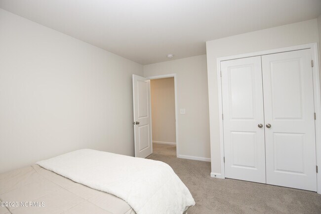 Building Photo - 402 Summer Wind Wy