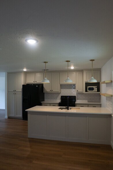 Building Photo - 737 Hallvale Dr