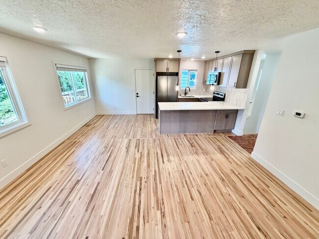 Building Photo - Freshly Remodeled 5bd/2.5bath Home w/ Daylight Basement in Heart of Multnomah Village