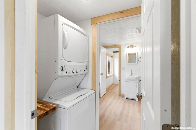 Building Photo - 2 BEDROOM | 1 BATHROOM | SINGLE FAMILY HOME | LARGE LOT