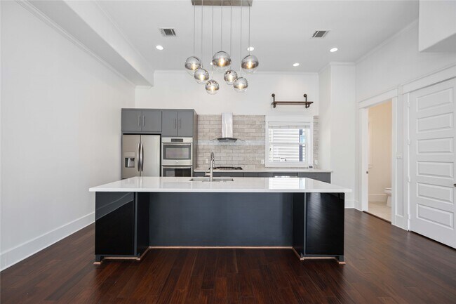Building Photo - 2211 Detering St