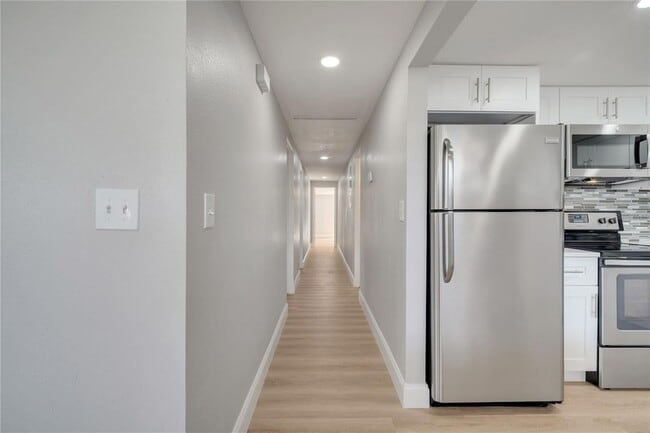 Building Photo - 2303 Bonneville Dr