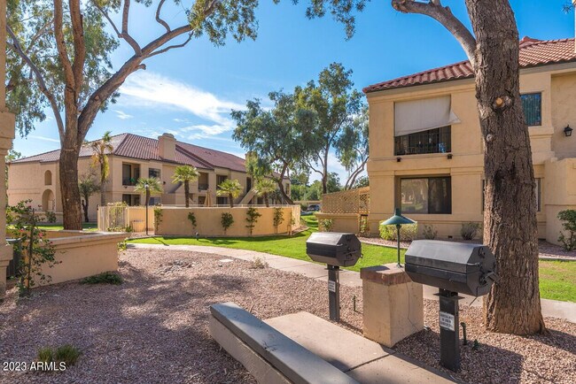 Building Photo - 9708 E Vía Linda