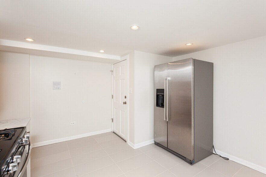 Building Photo - 3604 W Roscoe St