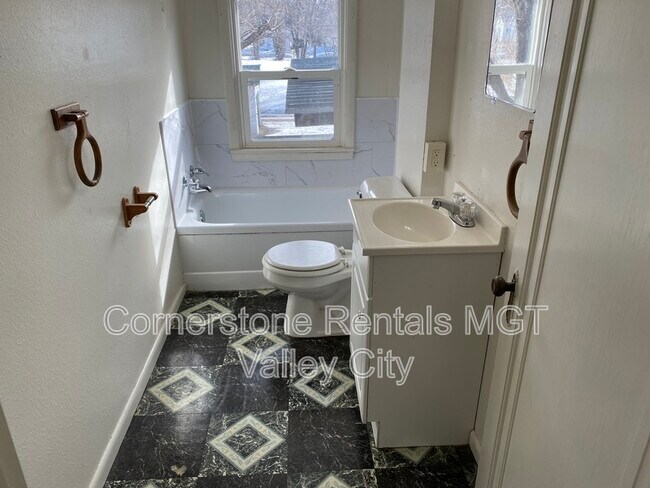 Building Photo - 424 6th Ave NE