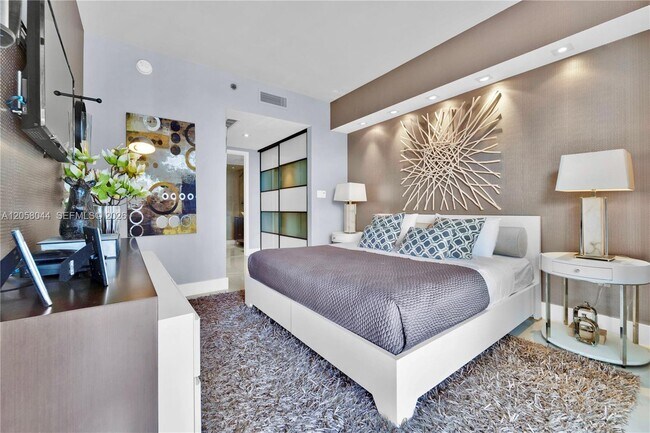 Building Photo - 475 Brickell Ave