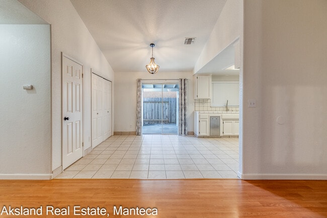 Building Photo - 15046 Cambridge Dr