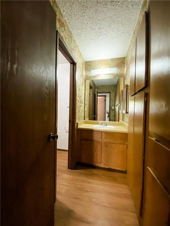 Building Photo - "Charming 3-Bed Retreat with Cozy Fireplac...