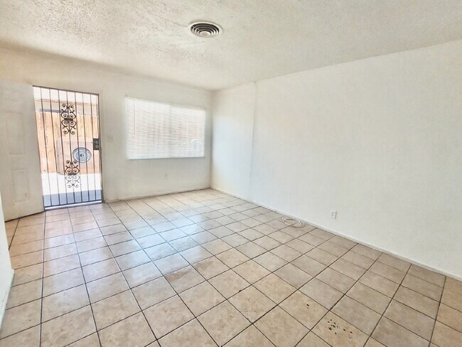 Building Photo - North Las Vegas Gem: 1-Bedroom, 1-bath Uni...