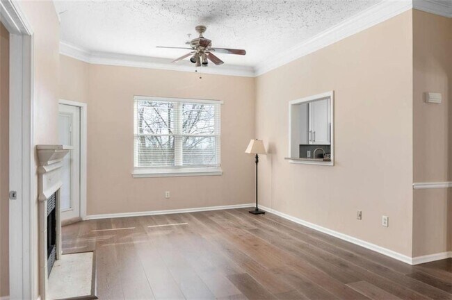 Building Photo - 5559 Glenridge Dr