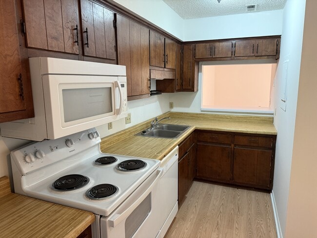 Building Photo - 300 Lee Dr