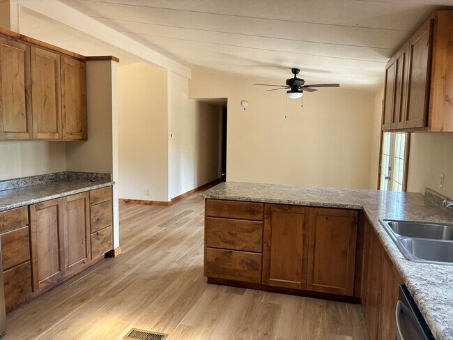 Building Photo - Fully Remodeled 5 Bedroom Home on 1 Acre with Shop, RV Parking & Stunning Views In Shady Cove