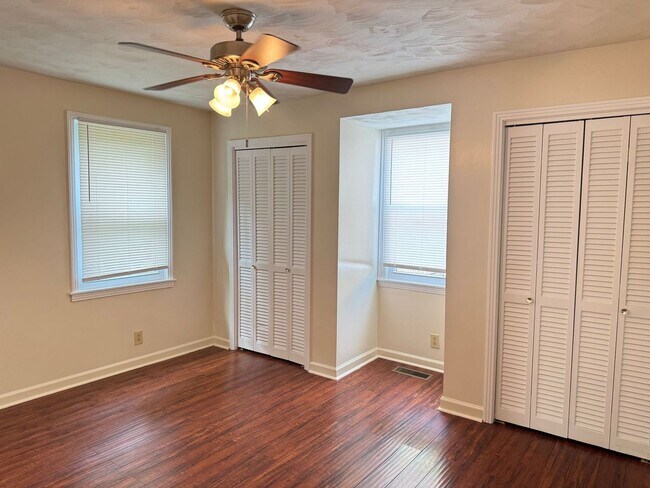 Building Photo - Lovely 3 Bdr/1 Ba Home, tucked away yet ST...