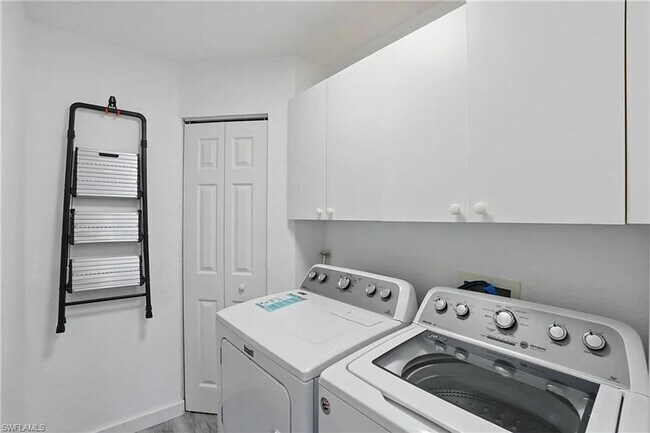 Building Photo - Stunning 2BR Condo in Naples - Lease for three (3) to 12 month.