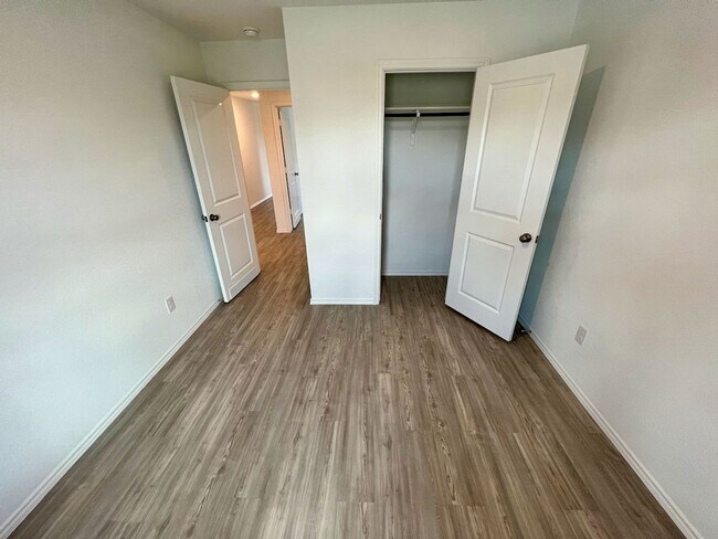 Building Photo - Beautiful 4-Bed 2-Bath Home in the Fabulou...