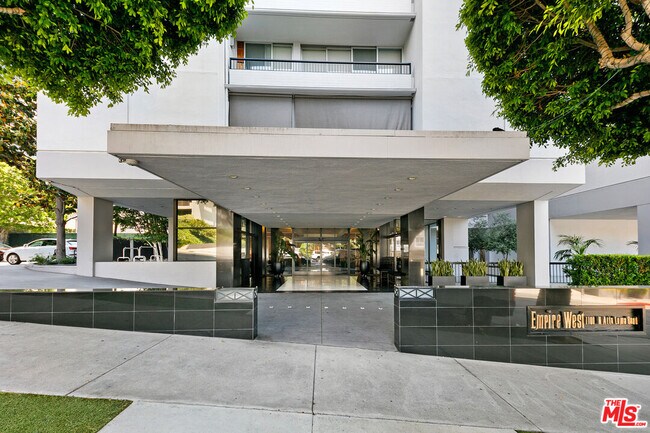 Building Photo - 1100 Alta Loma Rd