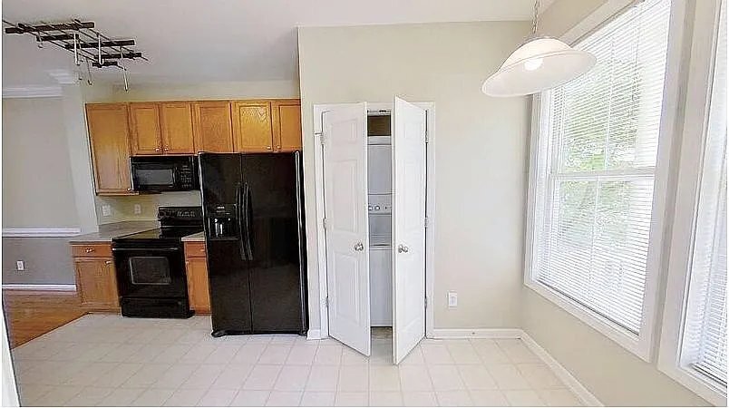 Building Photo - 513 Village Loop Dr