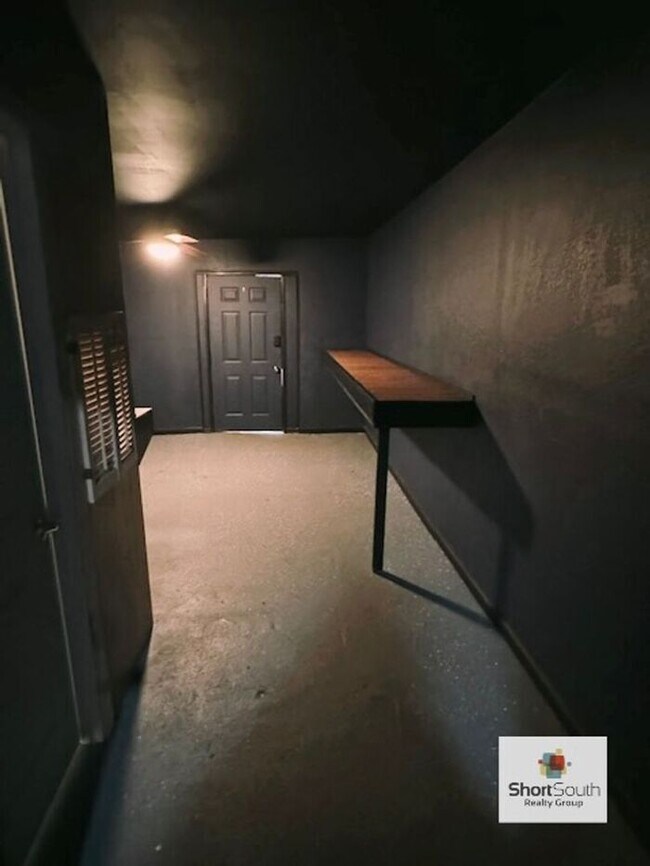 Building Photo - Nice main floor commercial space for rent
