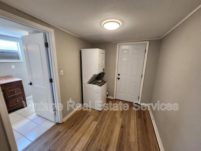 Building Photo - 2406 E Clark St