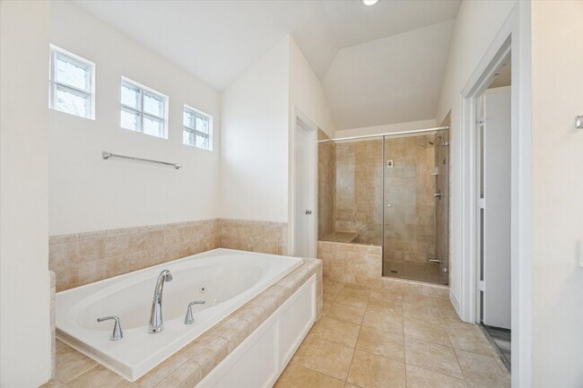 Building Photo - 701 E 40th St