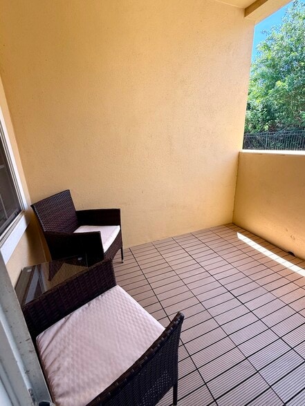 Building Photo - 1000 Villagio Cir