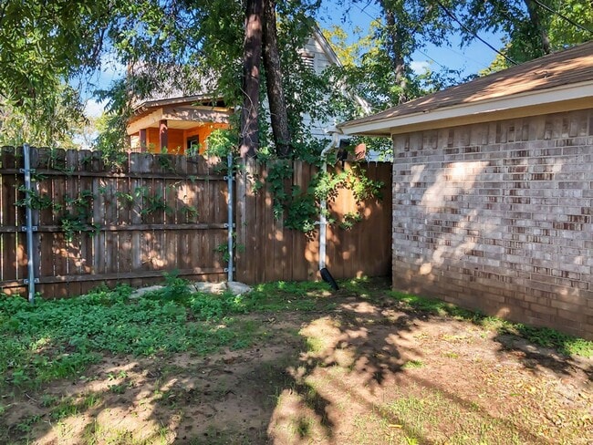 Building Photo - 821 N Mesquite St