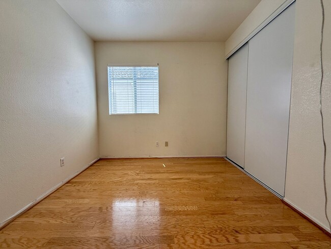 Building Photo - Spacious 3 Bedroom 2.5 Bath Townhouse with...