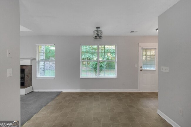 Building Photo - 585 Mountainview Dr