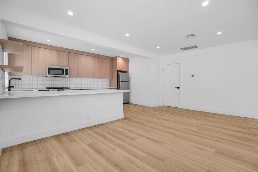 Building Photo - 12527 Cranbrook Ave