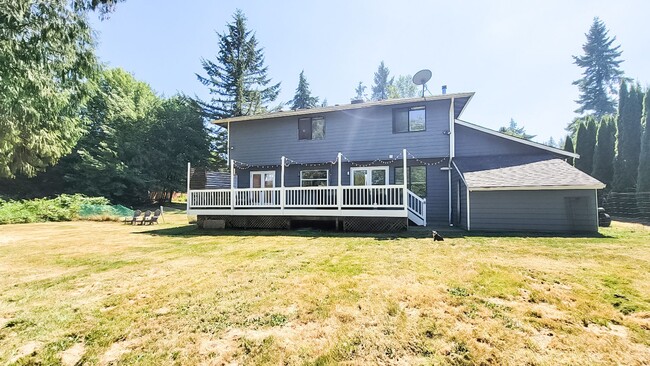 Building Photo - 4 Bedroom + 2 Flex Rooms On 1 Acre