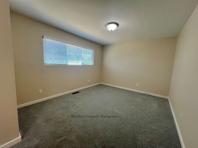Building Photo - Beautiful fully remodeled 4 bedroom