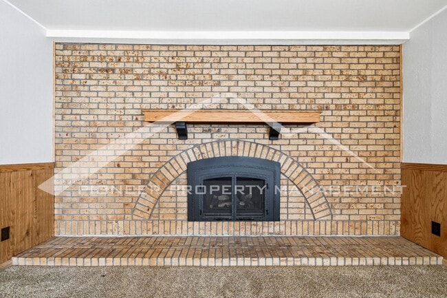 Building Photo - Spacious Home with 2 Car Garage and Centra...