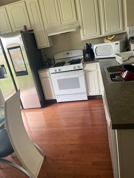 Building Photo - 2422 Mayfield Dr