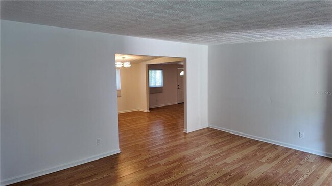Building Photo - 5517 Maxine Dr