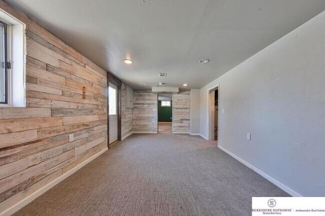 Building Photo - 3 bedroom in Omaha NE 68114