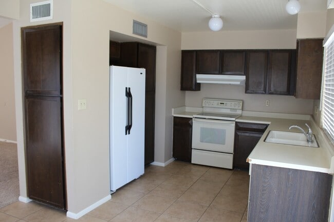 Building Photo - South Scottsdale Home with garage and priv...