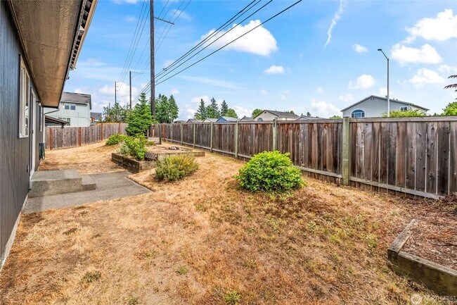 Building Photo - Amazing 4 br 2.5 bedroom 2000 sqft home!