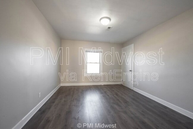 Building Photo - 5045 E 10th St