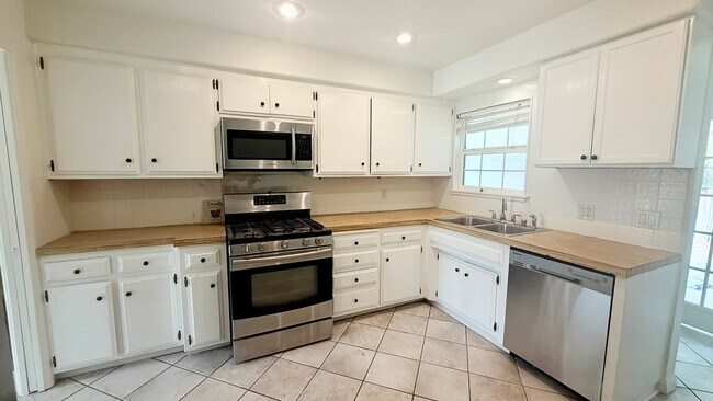 Building Photo - 22684 Minona Dr