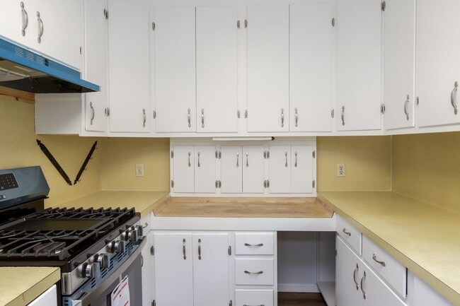 Building Photo - 4 Bed / 2 Bath Welcoming Midtown Palo Alto...