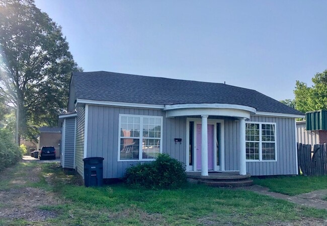Primary Photo - Charming Close to Campus Home