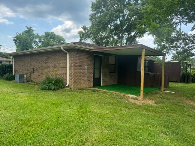 Building Photo - 369 Deer Lake Dr