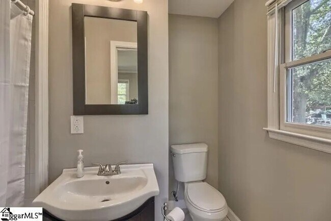 Building Photo - 414 Mapleton Dr