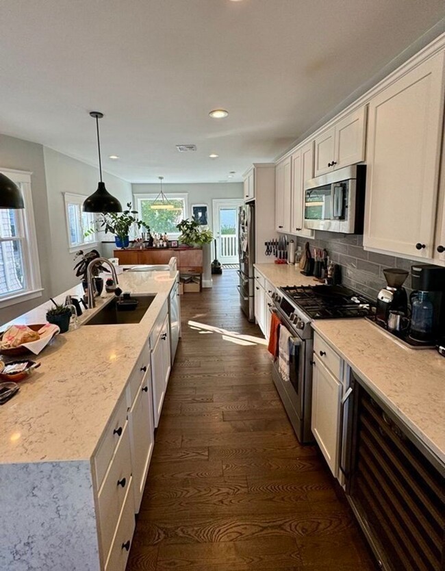 Building Photo - Spacious 3 Bed 2.5 Bath with Parking!